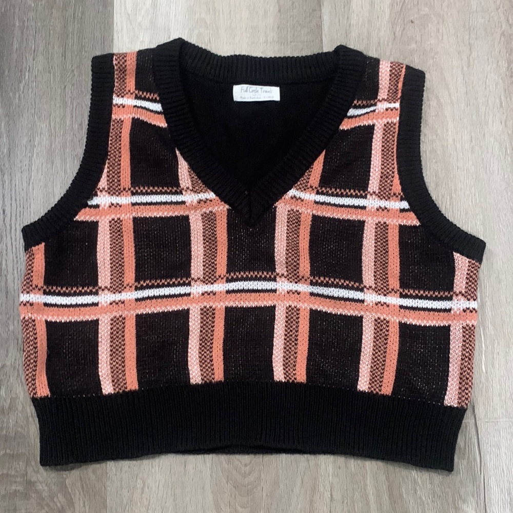 The size is XL and the colors are tan, pink, white and black. good condition